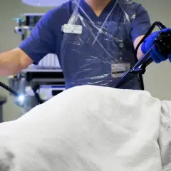 Läkare utför en endoskopi av tjocktarmen med ett flexibelt instrument.