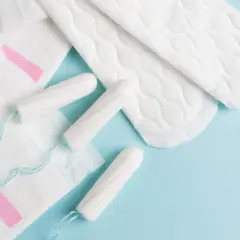 Hygienprodukter som bindor och tamponger, viktiga för kvinnor efter graviditet och under menstruation.