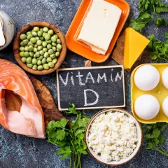 Fisk, ägg, mejeriprodukter och grönsaker som bidrar med d vitamin.