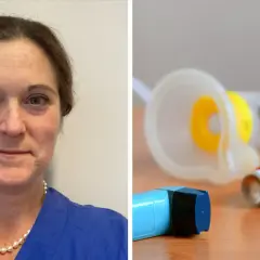 En kvinna i blå kläder med pärlhalsband och en vit blomma i håret. Bredvid syns en inhalator med kortison, en blå inhalator och en spacer.