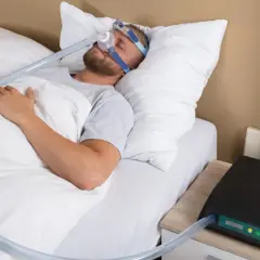 Man sover med CPAP-mask för att motverka snarkning. En bettskena kan också vara ett alternativ.