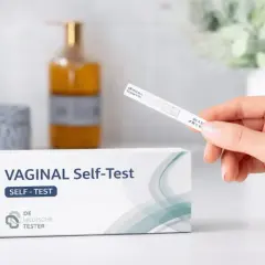 Kvinna håller ett vaginalt självtest. Om urin luktar illa klimakteriet kan detta test ge svar.