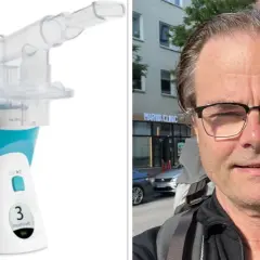 En man med glasögon och en inhalator. Detta kan vara en del av lungfibros behandling.