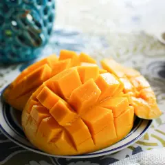 Skivad mango på en tallrik, en tropisk frukt rik på vitamin A.