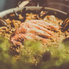 En stor paella med räkor, musslor och bläckfisk. En härlig b12 mat-upplevelse!