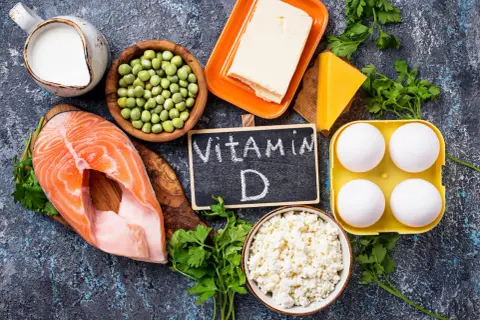 Fisk, ägg, mejeriprodukter och grönsaker som bidrar med d vitamin.