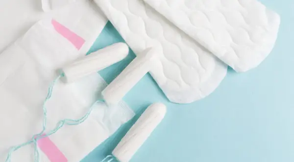 Hygienprodukter som bindor och tamponger, viktiga för kvinnor efter graviditet och under menstruation.