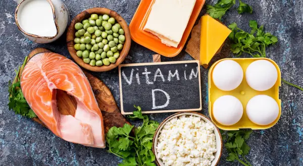 Fisk, ägg, mejeriprodukter och grönsaker som bidrar med d vitamin.