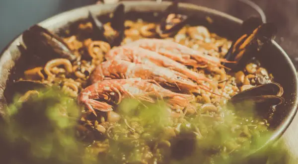 En stor paella med räkor, musslor och bläckfisk. En härlig b12 mat-upplevelse!