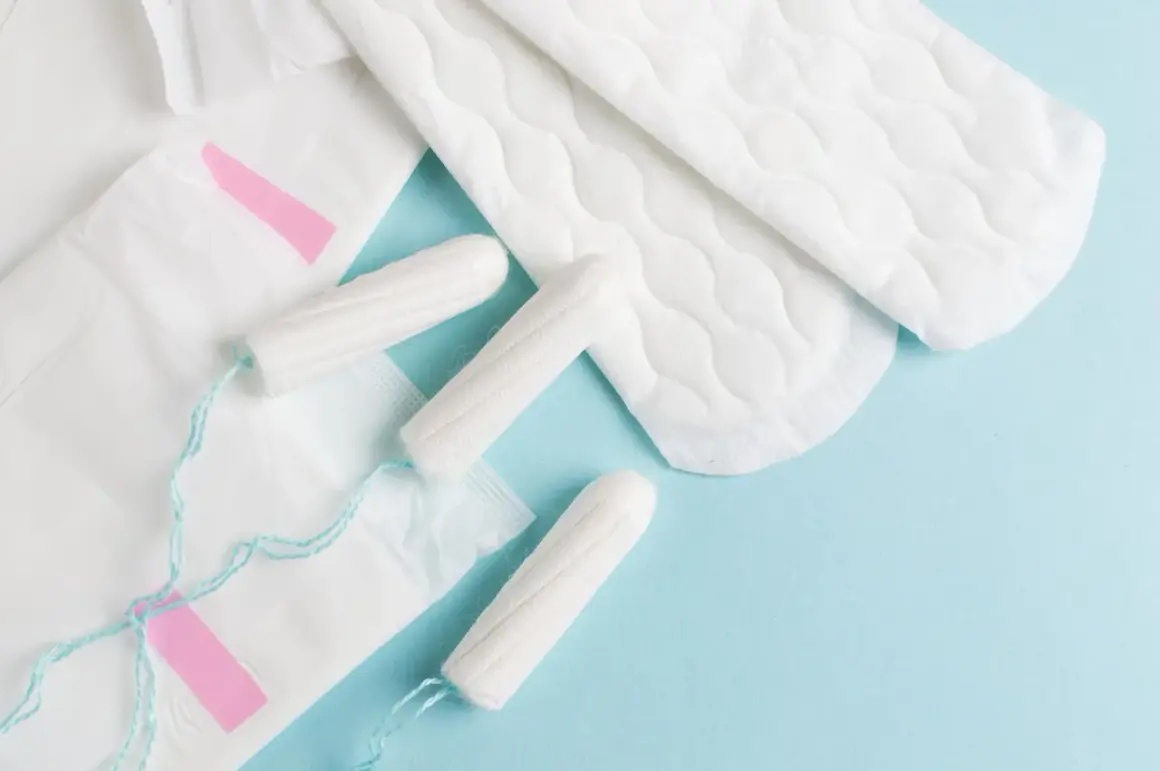 Hygienprodukter som bindor och tamponger, viktiga för kvinnor efter graviditet och under menstruation.