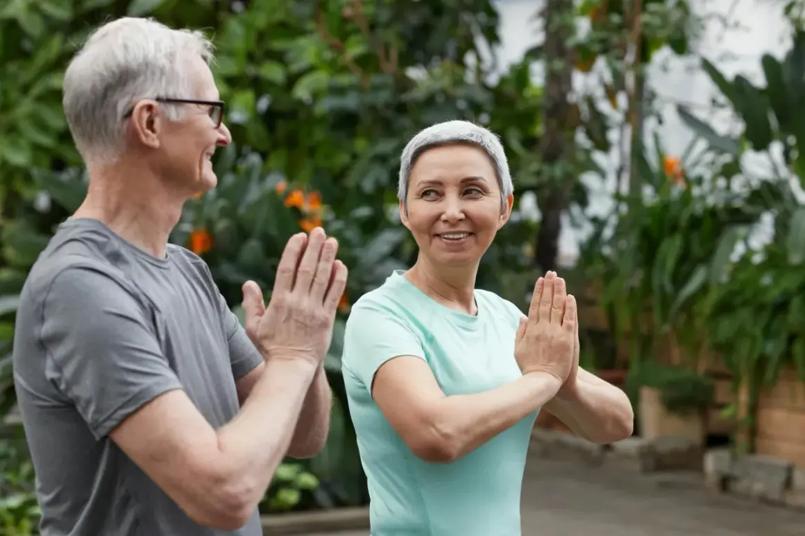 Ett äldre par ler och gör yoga utomhus. De visar att man kan leva med en lunga och njuta av livet.