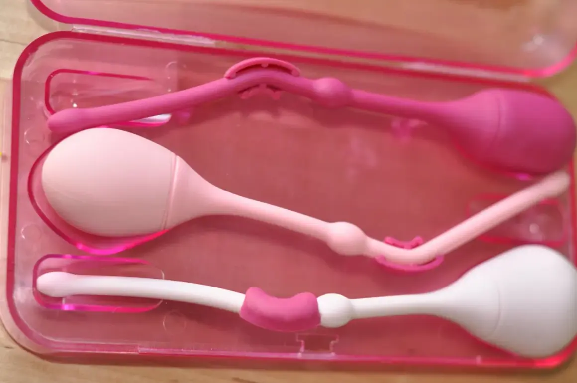 Tre knipkulor i rosa och vitt, förberedda för användning, kanske för en gravid kvinna som vill stärka bäckenbotten.