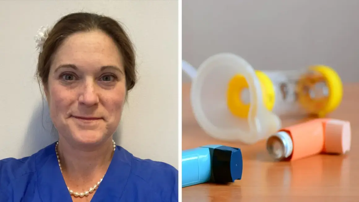 En kvinna i blå kläder med pärlhalsband och en vit blomma i håret. Bredvid syns en inhalator med kortison, en blå inhalator och en spacer.