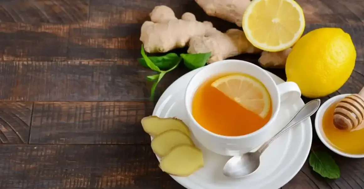 En kopp ingefärste med citron och honung, perfekt för att lindra hosta.