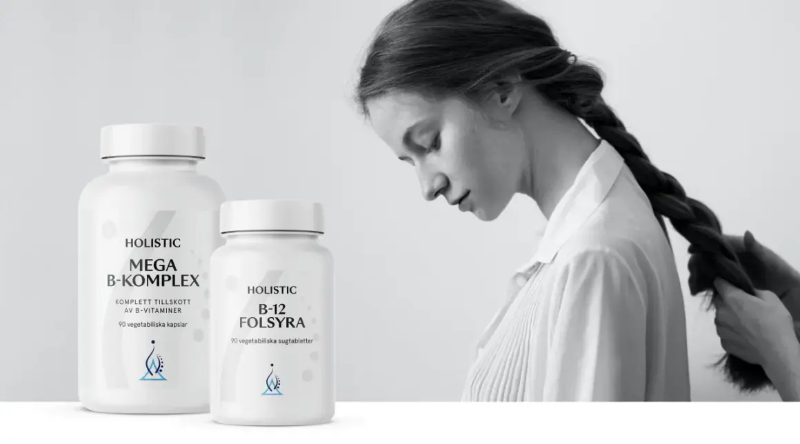 Två burkar med B-vitaminer, en med B-komplex och en med B12. En ung kvinna med flätat hår i bakgrunden.
