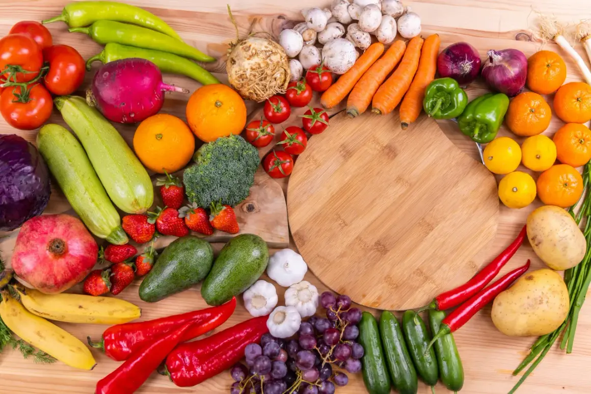 En färgsprakande samling frukter och grönsaker, som paprika, tomater, apelsiner och jordgubbar, som kan hjälpa mot c vitamin brist.