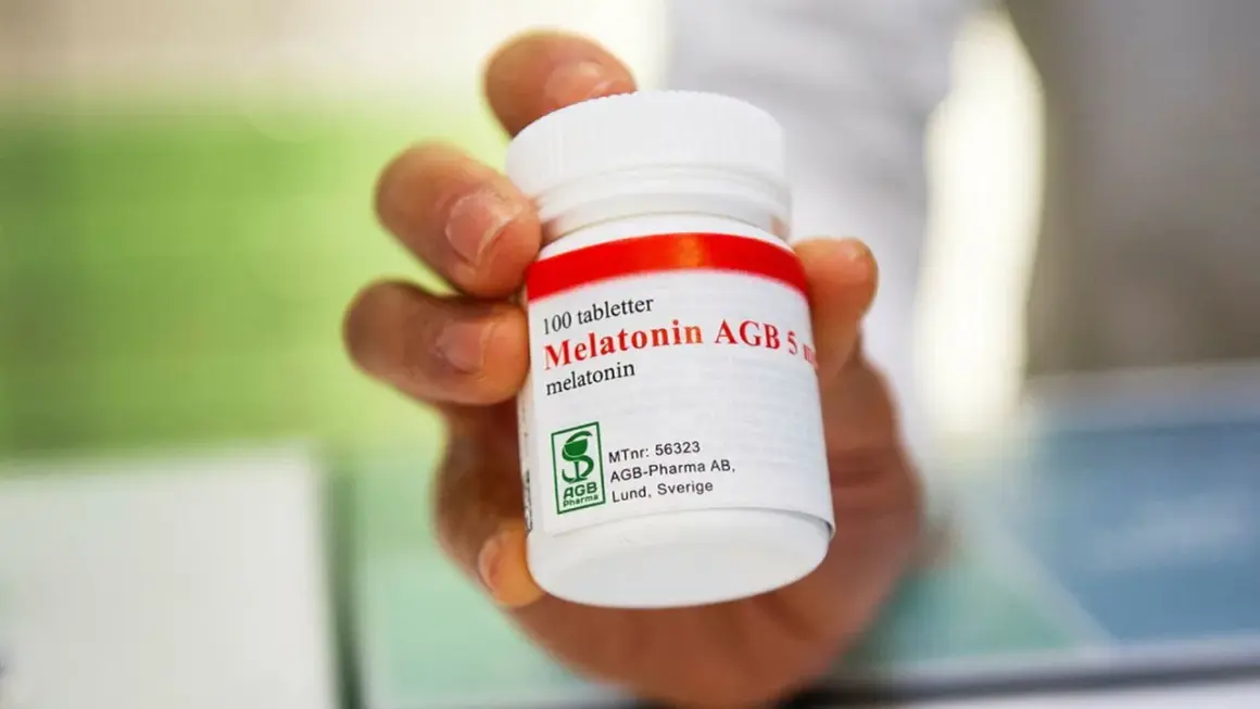 En hand håller en burk med 100 melatonin tabletter. Frågan "hur mycket melatonin kan man ta" kan besvaras genom att läsa etiketten.