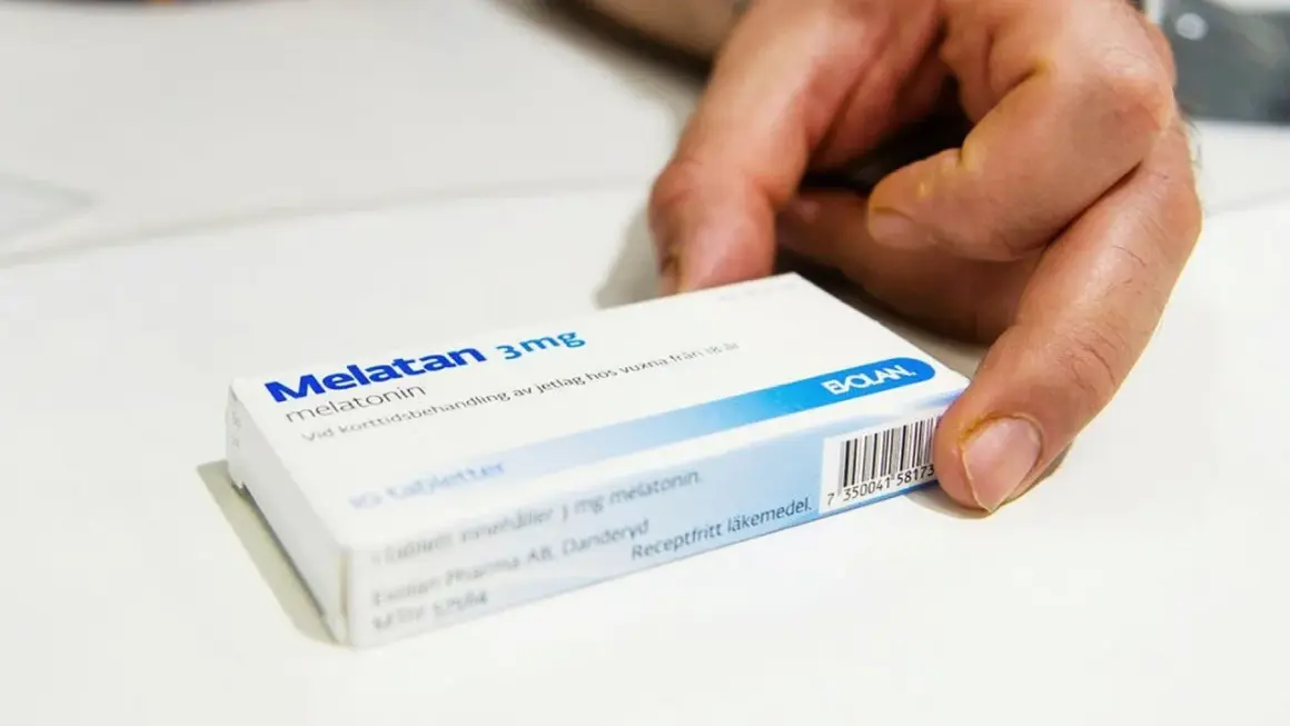 En hand håller i en kartong med Melatan 3mg melatonin. Detta receptfritt läkemedel kan hjälpa mot jetlag.