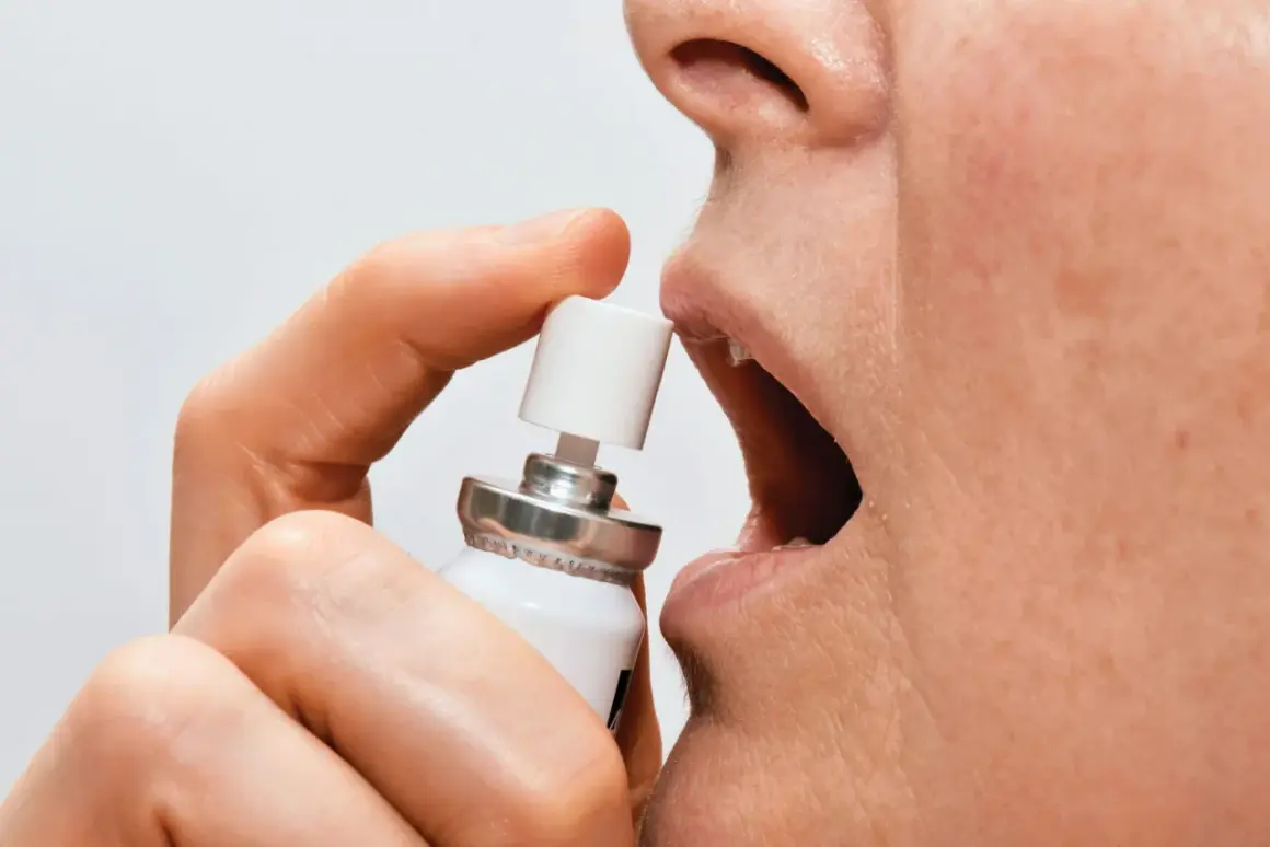 En person använder nitroglycerin spray under tungan för snabb lindring.