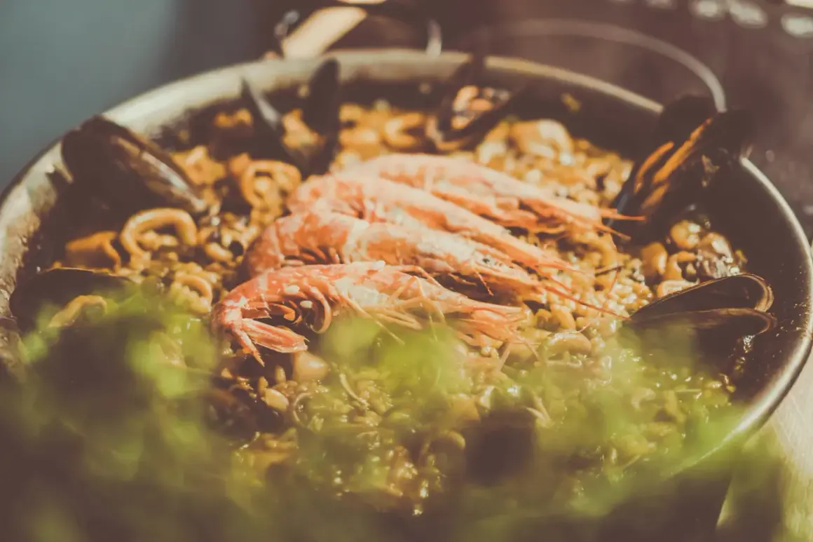 En stor paella med räkor, musslor och bläckfisk. En härlig b12 mat-upplevelse!