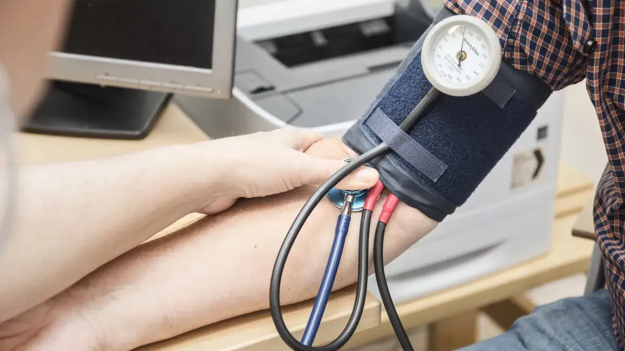 Blodtrycksm&auml;tning utf&ouml;rs. Fr&aring;gan om man kan ta blodtrycksmedicin innan provtagning &auml;r viktig f&ouml;r korrekt resultat.
