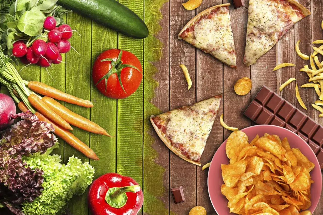 V&auml;nster sida: f&auml;rska gr&ouml;nsaker som mor&ouml;tter, tomater, gurka, r&auml;disor och sallad. H&ouml;ger sida: pizza, pommes frites, chips och choklad &ndash; mat att undvika vid artros.