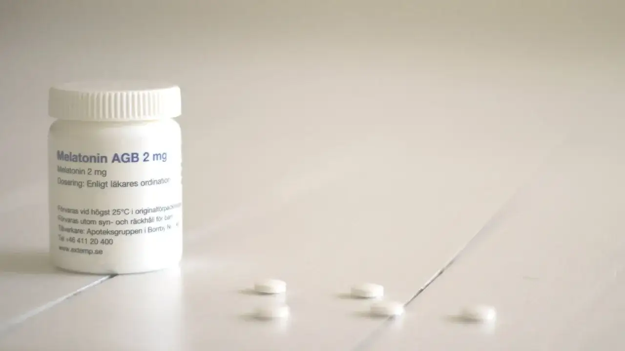 En burk Melatonin AGB 2 mg och n&aring;gra tabletter. Dosering: Enligt l&auml;kares ordination, vilket ger en ledtr&aring;d om hur mycket melatonin man kan ta.