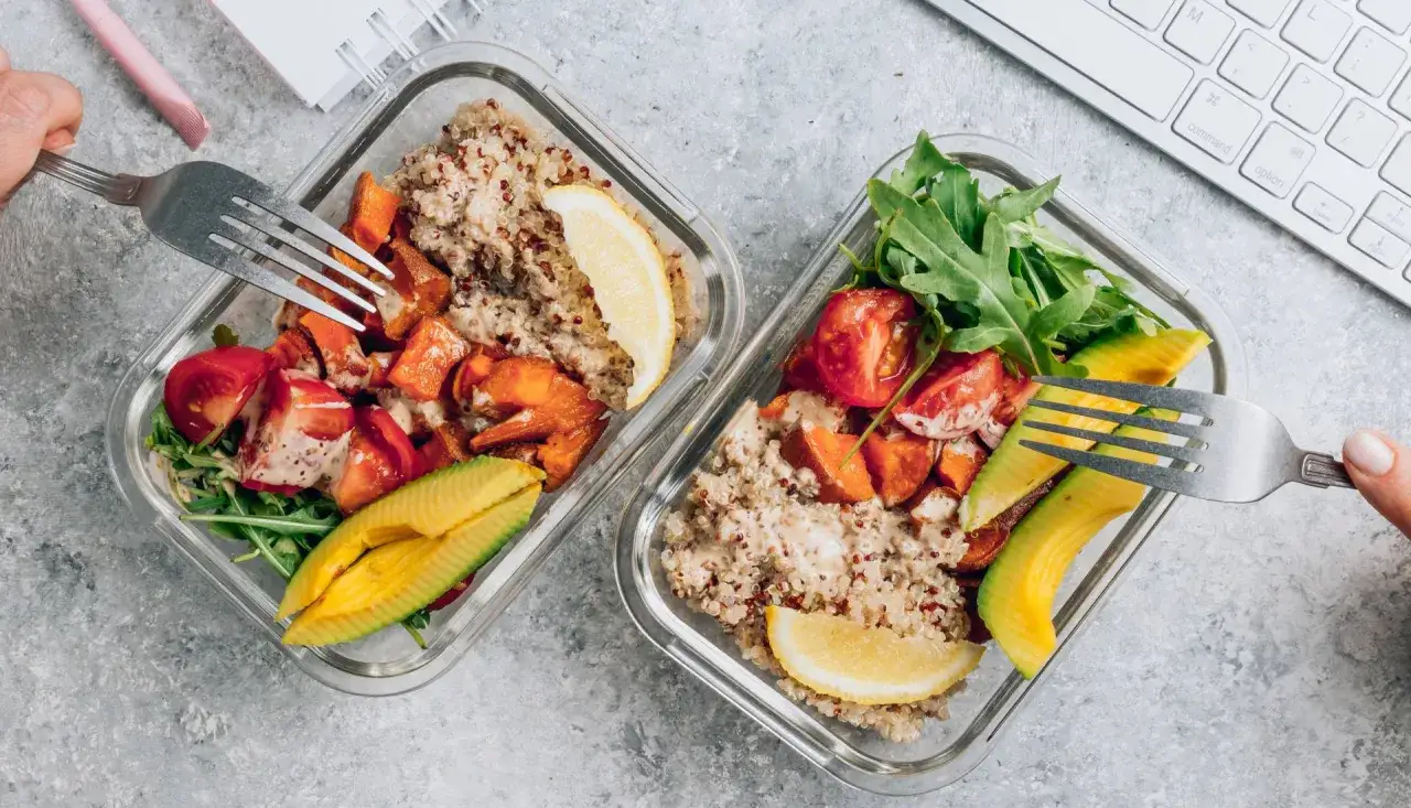 Tv&aring; matl&aring;dor med quinoa, s&ouml;tpotatis, tomater, avokado och ruccola. Perfekt f&ouml;r en 5:2 diet-lunch vid skrivbordet.