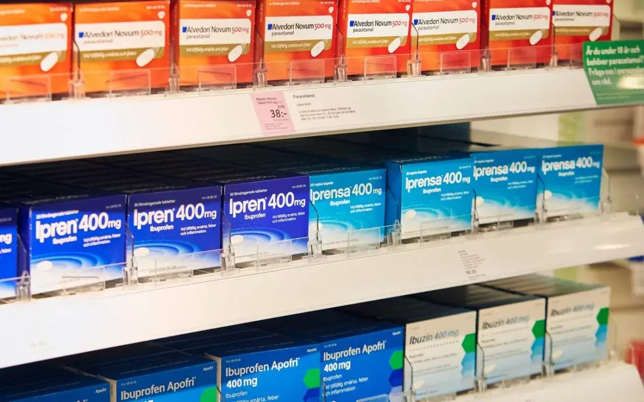Hylla med läkemedel som innehåller Alvedon (paracetamol) och Ipren/Iprensa (ibuprofen), samt andra smärtstillande.