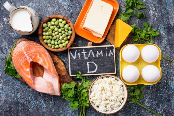 Fisk, ägg, mejeriprodukter och grönsaker som bidrar med d vitamin.