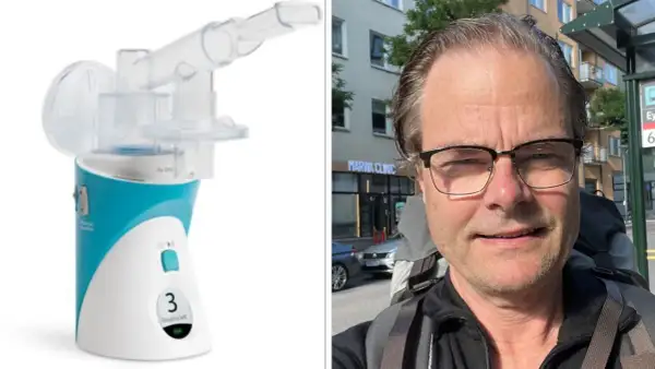 En man med glasögon och en inhalator. Detta kan vara en del av lungfibros behandling.
