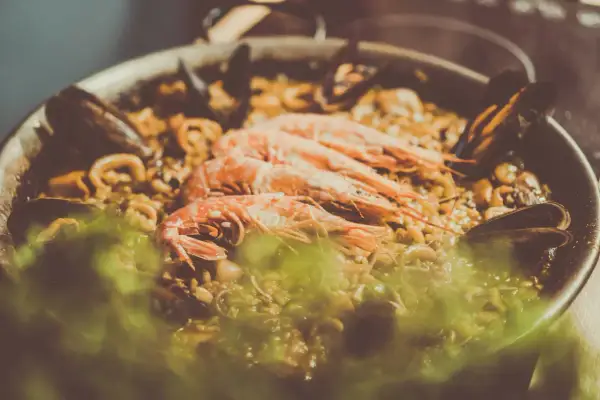 En stor paella med räkor, musslor och bläckfisk. En härlig b12 mat-upplevelse!